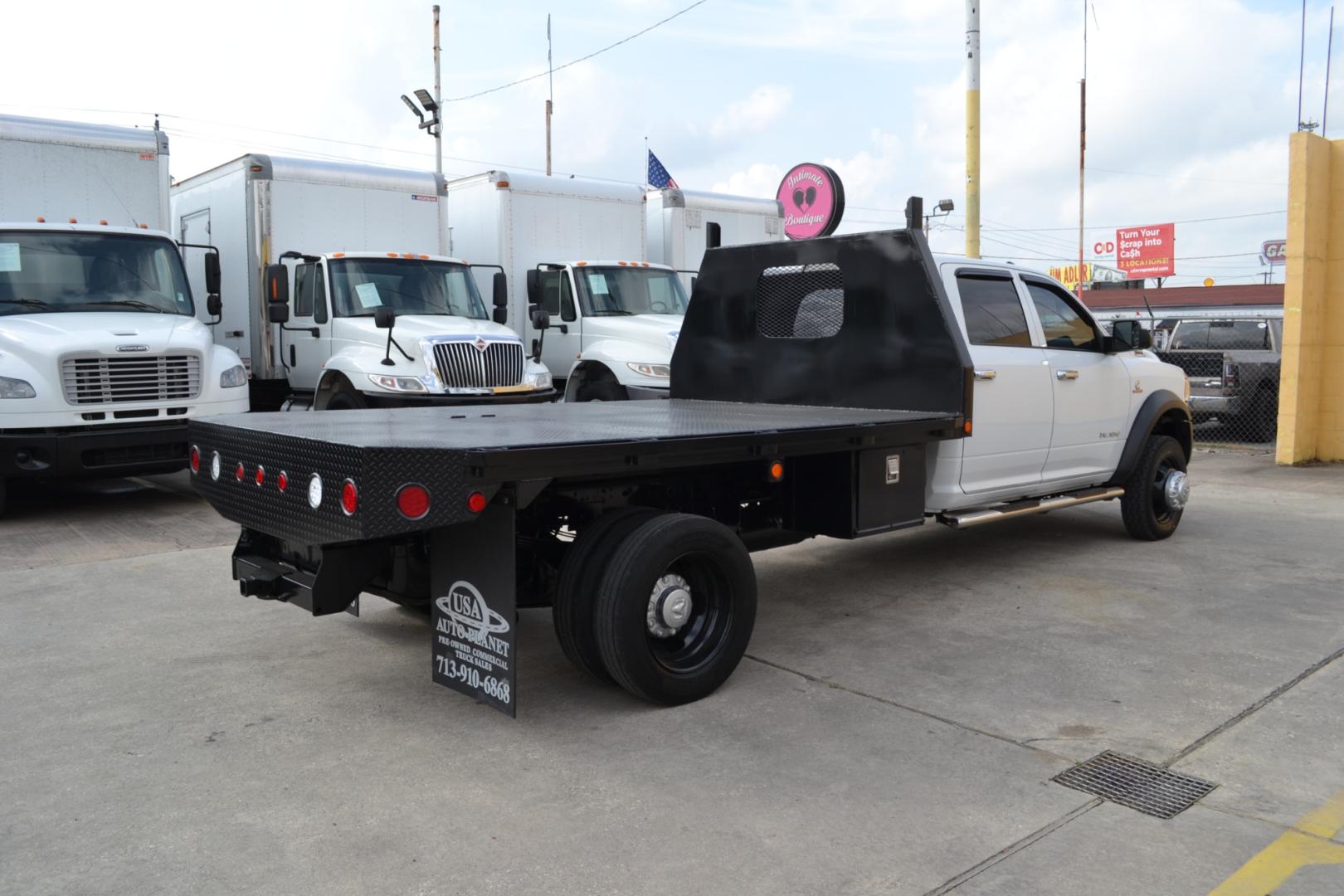 2021 WHITE /BLACK RAM SLT 4500 with an CUMMINS 6.7L TURBO DIESEL engine, AISIN A465 6SPD AUTOMATIC transmission, located at 9172 North Fwy, Houston, TX, 77037, (713) 910-6868, 29.887470, -95.411903 - Photo#4